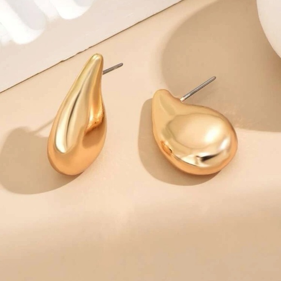 NWT Gold Trendy Water-Drop Stud Earrings - Picture 3 of 4